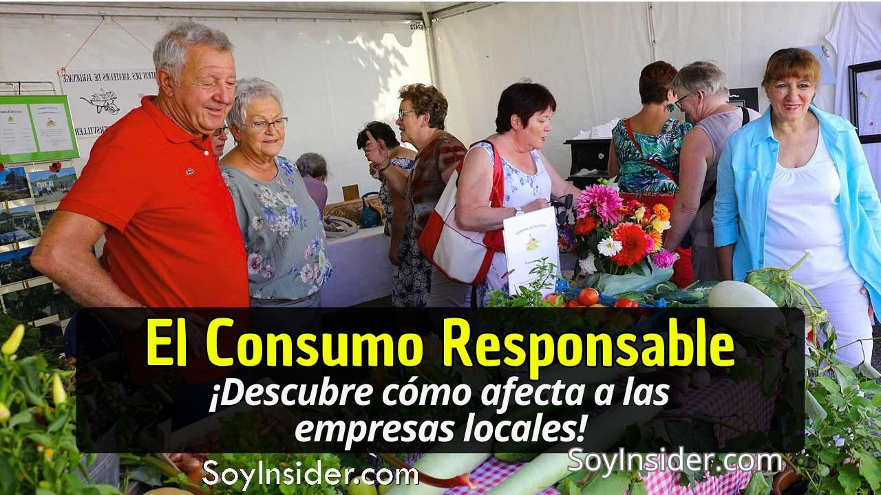 Imagen de un mercado local donde varias personas interactúan y observan productos frescos, como frutas, verduras y flores. En el primer plano, un hombre con camisa roja y una mujer mayor con gafas sonríen mientras examinan los productos disponibles. Al fondo, más personas conversan y participan en la actividad comunitaria. Texto del recuadro: "El Consumo Responsable ¡Descubre cómo afecta a las empresas locales!". y el logo de Soyinsider.com