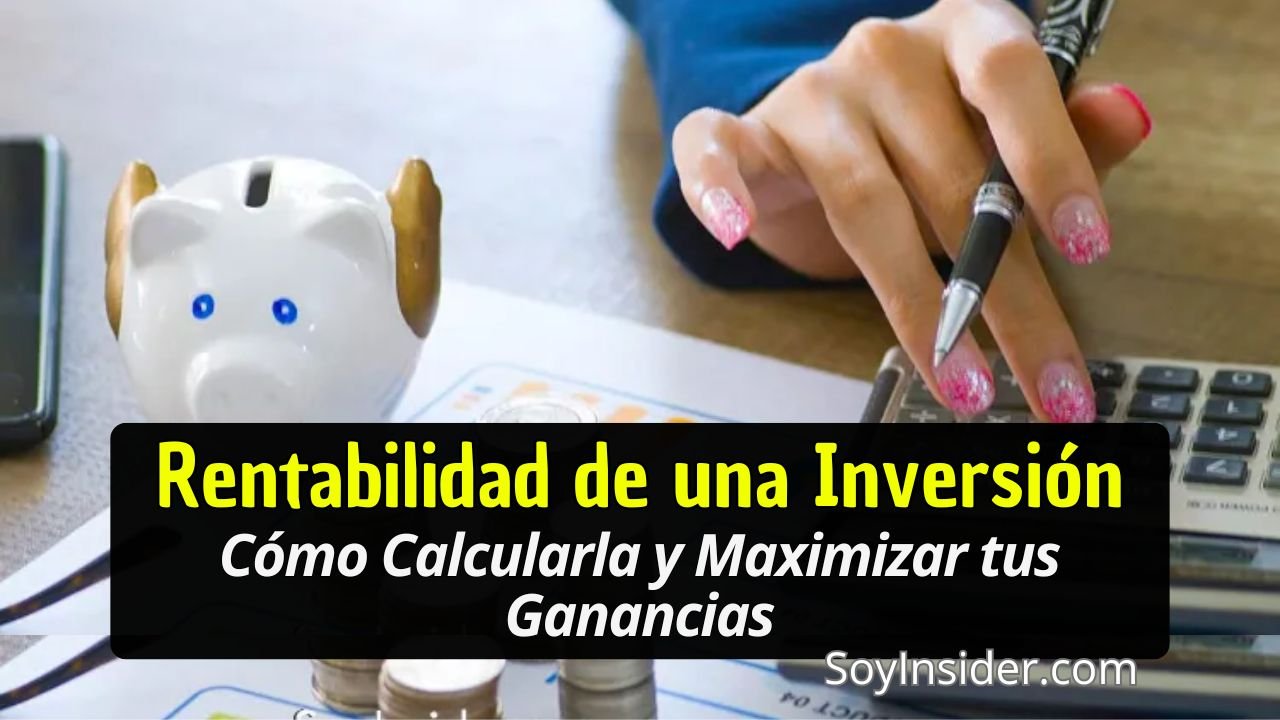 Una mano femenina sostiene un bolígrafo mientras escribe en un papel frente a una calculadora. En el fondo, se observa una alcancía en forma de cerdito blanco y varias monedas apiladas. La imagen simboliza conceptos de finanzas personales y planificación de inversiones. Texto en un recuadro que dice: "Rentabilidad de una Inversión. Cómo Calcularla y Maximizar tus Ganancias". y el logo de Soyinsider.com