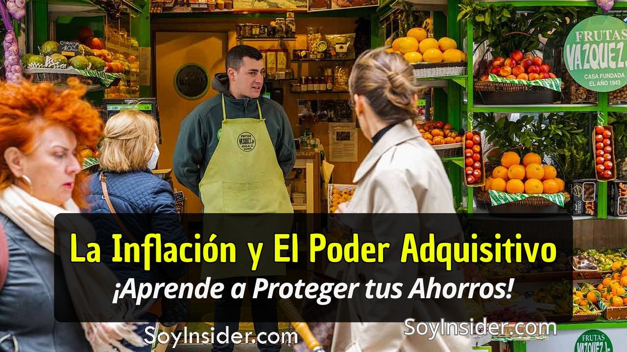 Imagen de una tienda de frutas, con estantes llenos de productos frescos como naranjas, manzanas y vegetales. Un hombre con delantal verde interactúa con una clienta mientras otras personas pasan frente a la tienda. El ambiente refleja un mercado local en plena actividad. Texto en el recuadro que dice: "La Inflación y El Poder Adquisitivo, ¡Aprende a Proteger tus Ahorros!". y el logo de Soyinsider.com