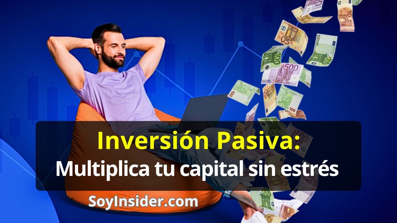 Un hombre relajado, vestido con una camiseta morada, está sentado en un puff naranja mientras usa una computadora portátil. Alrededor de él flotan billetes de diferentes denominaciones, sugiriendo abundancia y generación de ingresos. El fondo azul muestra gráficas financieras que simbolizan inversiones. El texto del recuadro dice: "Inversión Pasiva: Multiplica tu capital sin estrés". En la parte inferior aparece el logotipo: "SoyInsider.com".