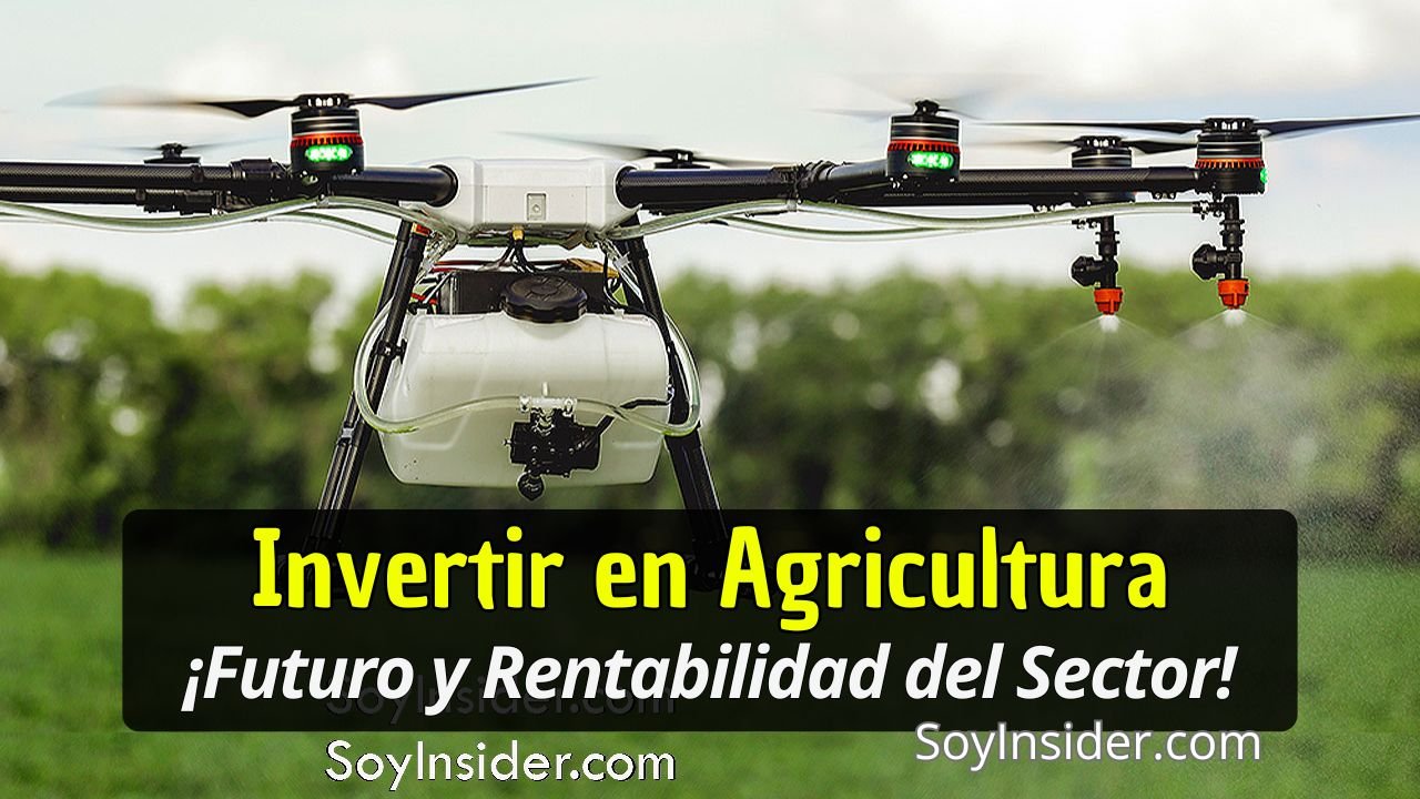 Imagen de un dron agrícola en pleno funcionamiento sobre un campo verde. El dron tiene aspersores activos que dispersan líquidos, mostrando tecnología moderna utilizada en la agricultura para optimizar el riego o la aplicación de fertilizantes. El fondo incluye un paisaje natural desenfocado con árboles y pasto, destacando la integración de la innovación en entornos rurales. Texto del recuadro: "Invertir en Agricultura ¡Futuro y Rentabilidad del Sector!". y el logo de Soyinsider.com