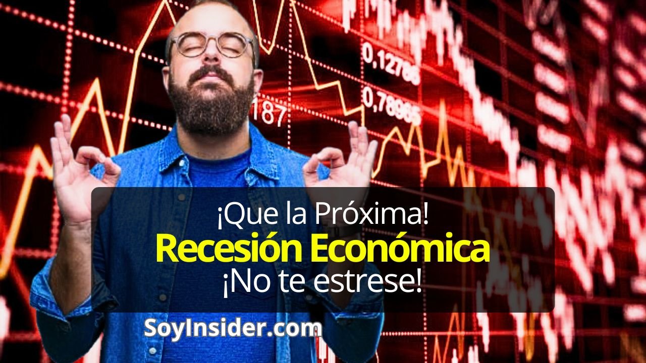 Un hombre con barba y gafas, vestido con camisa de mezclilla, realiza un gesto de meditación mientras está frente a un gráfico financiero en tonos rojos que refleja caídas económicas. La escena transmite calma y tranquilidad en medio de la incertidumbre económica. Texto del recuadro: "¡Que la Próxima! Recesión Económica ¡No te estrese!" y debajo el logo de SoyInsider.com