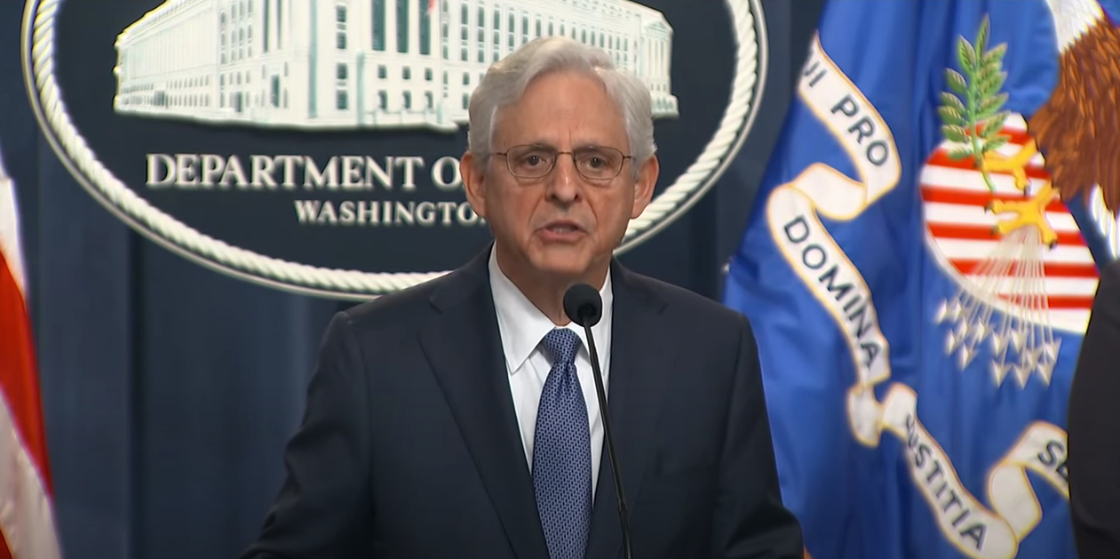 Imagen de la rueda de prensa en la que Merrick Garland anuncia la demanda del departamento de justicia contra Visa