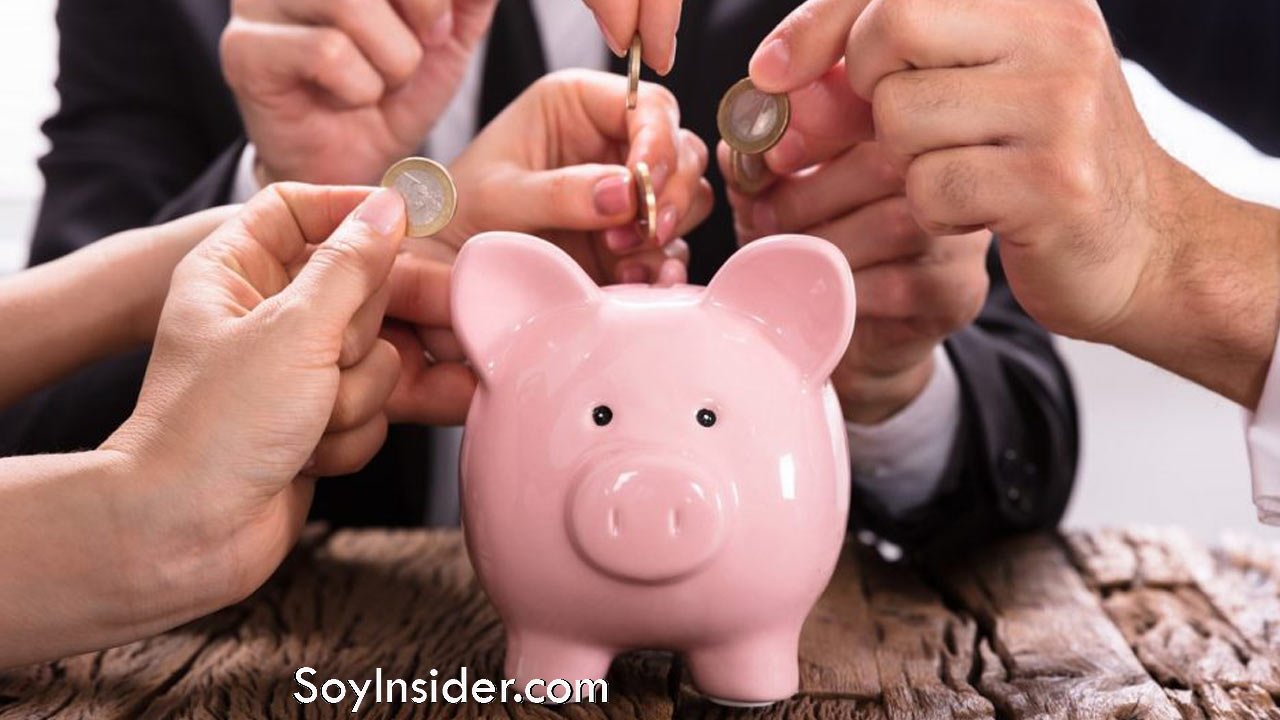 el crowdlending, muchas personas invirtiendo dinero en una alcancía con forma de cerdito
