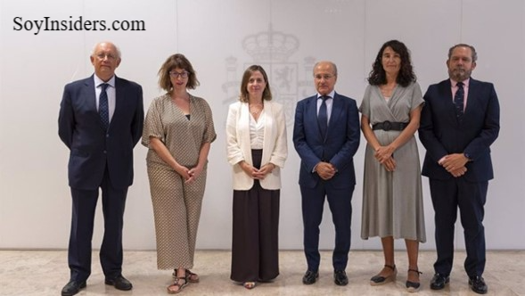 Amparo López Senovilla, Secretaria de Estado de Comercio, en reunión con representantes de la industria láctea española, para fortalecer las exportaciones