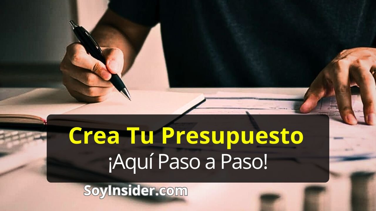Una persona escribiendo en un cuaderno mientras planifica cuidadosamente su presupuesto personal. La imagen inspira organización y claridad en la gestión financiera. Texto en el recuadro: "Crea Tu Presupuesto ¡Aquí Paso a Paso! SoyInsider.com"