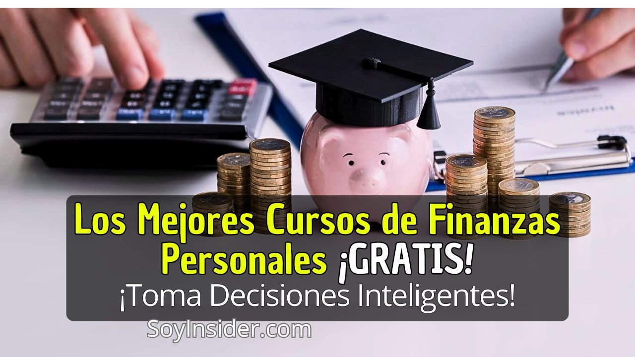 Los 5 Mejores Cursos de Finanzas Personales Gratis ¡Aprende a controlar tu dinero desde casa!, en la imagen una alcancía con forma de cerdito rosado, con un birrete de graduado en finanzas personales y muchas monedas a los lados, en el fondo una persona con una calculadora estudiando finanzas