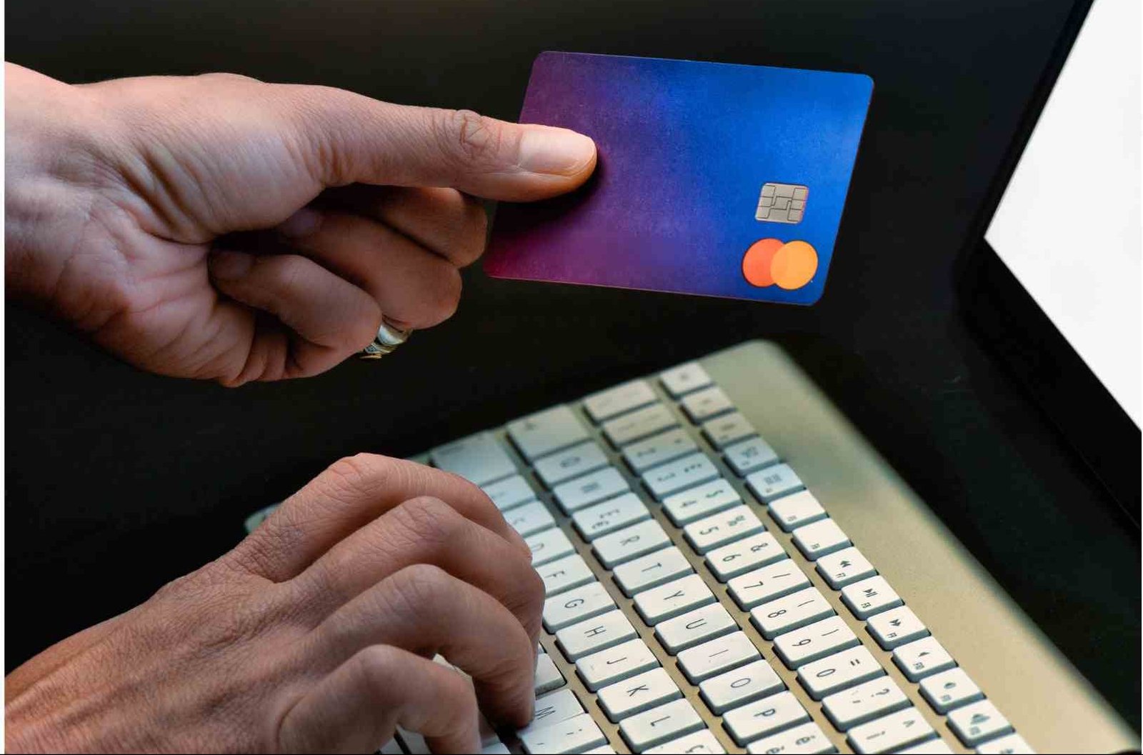 Imagen ilustra una tarjeta de Revolut en concepto de Valoración de Revolut IPO 2024