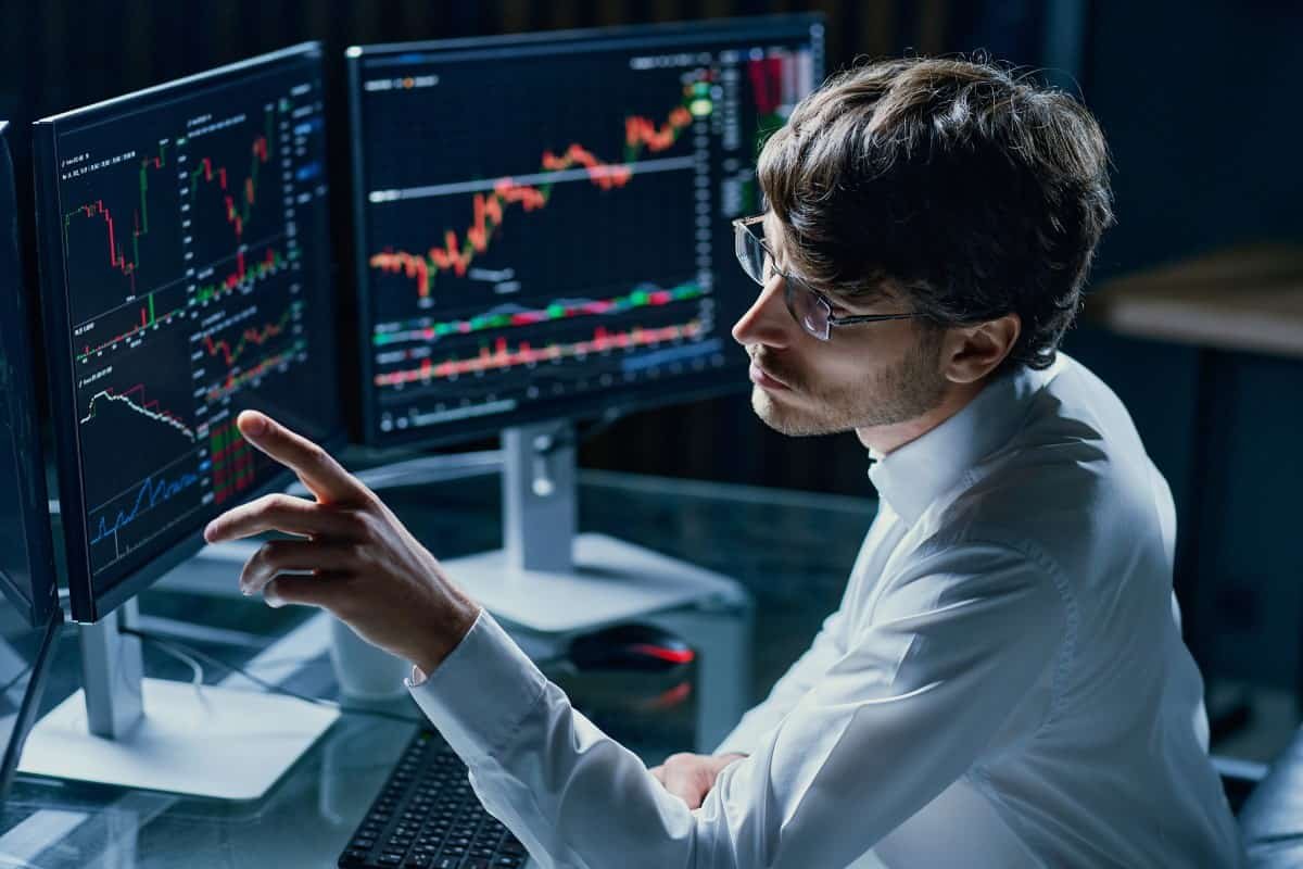 Persona revisando opciones de inversión en una plataforma de bróker