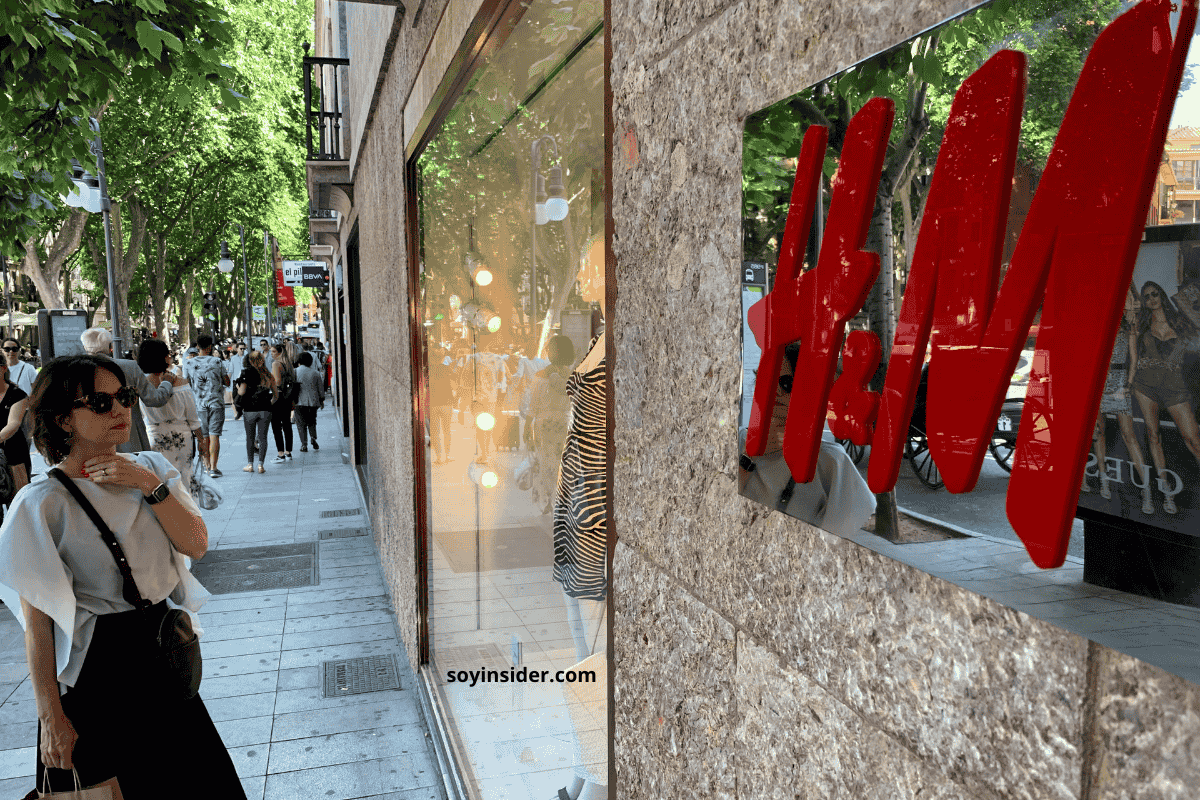 Fachada de una tienda H&M cerrada, reflejando el impacto de los despidos masivos y la reestructuración empresarial en España.