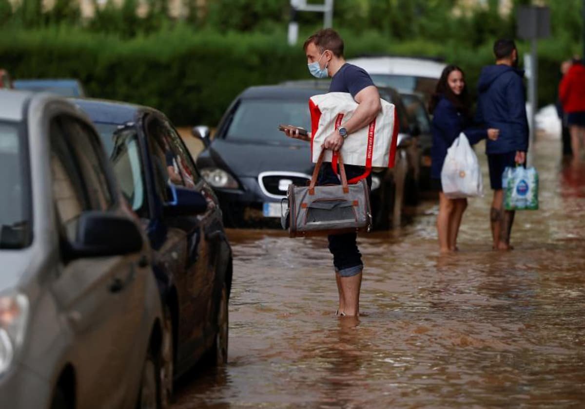 Ciudadanos afectados por inundaciones que no pueden trabajar durante una DANA