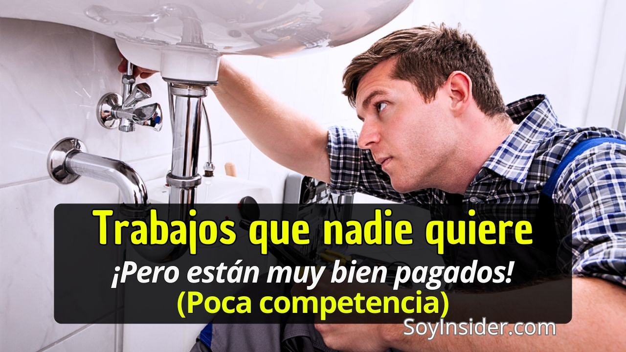 Un hombre joven revisando y ajustando una tubería debajo de un lavabo en un baño. El texto en la imagen dice: "Trabajos que nadie quiere. ¡Pero están muy bien pagados! (Poca competencia)". Y el logo de SoyInsider.com en la esquina inferior derecha.