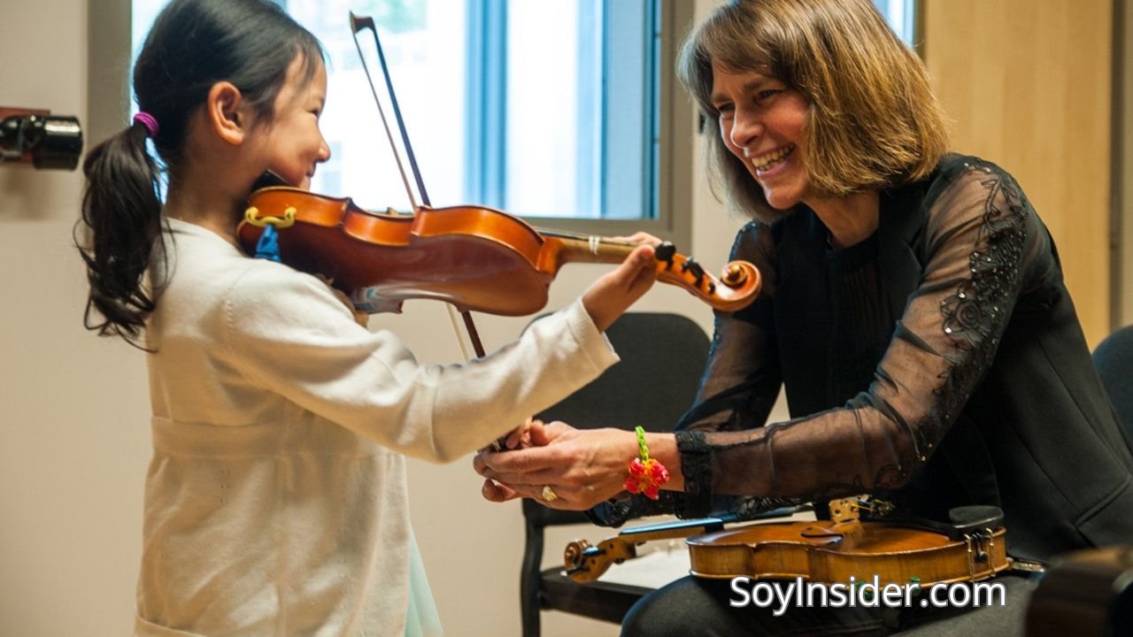 gana dinero extra con Clases particulares, una mujer dando clases particulares de música