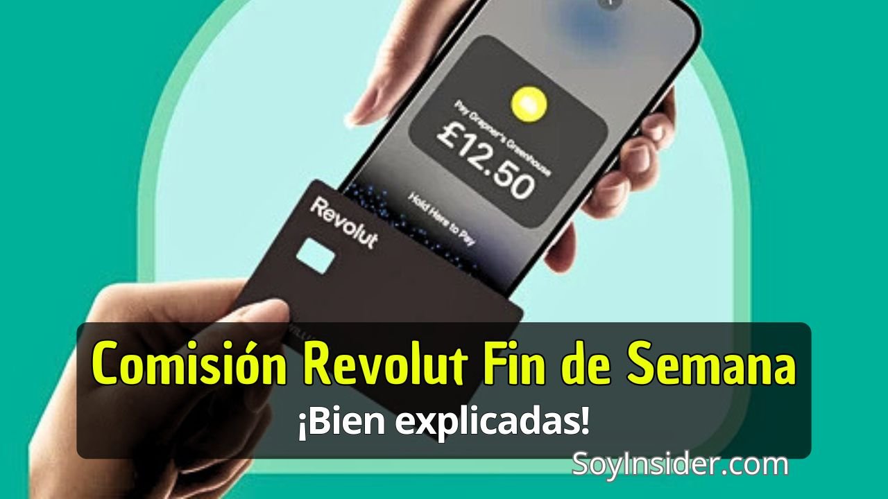 Mano sosteniendo una tarjeta Revolut y un teléfono móvil que muestra una transacción de £12.50, con el texto: "Comisión Revolut Fin de Semana ¡Bien explicadas!" y el sitio web SoyInsider.com