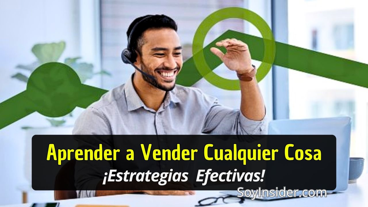 Un hombre sonriente con audífonos y micrófono está en una videollamada, representando la interacción efectiva en ventas. Al fondo, se observan flechas verdes ascendentes, simbolizando el éxito. En la parte inferior, un texto dice: "Aprender a Vender Cualquier Cosa ¡Estrategias Efectivas!" junto al sitio web SoyInsider.com.