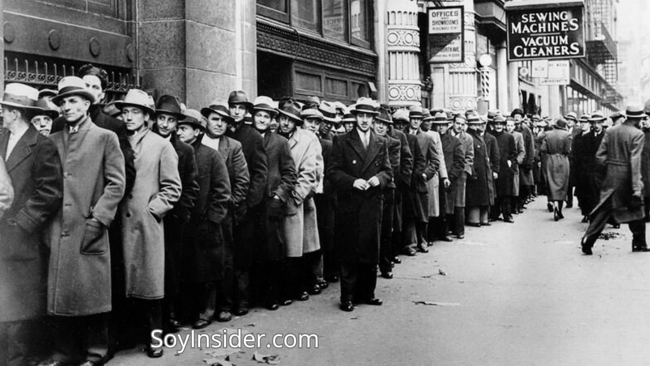 La Gran Depresión (1929) Largas colas de personas en las calles debido a la Crisis económicas mundiales