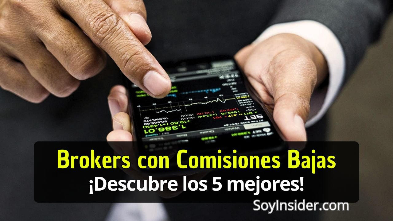 Imagen de una persona interactuando con un smartphone, en el que se muestra una pantalla con gráficos y datos financieros. En la parte inferior de la imagen aparece un texto que dice: "Brokers con Comisiones Bajas ¡Descubre los 5 mejores!" y la URL "SoyInsider.com".