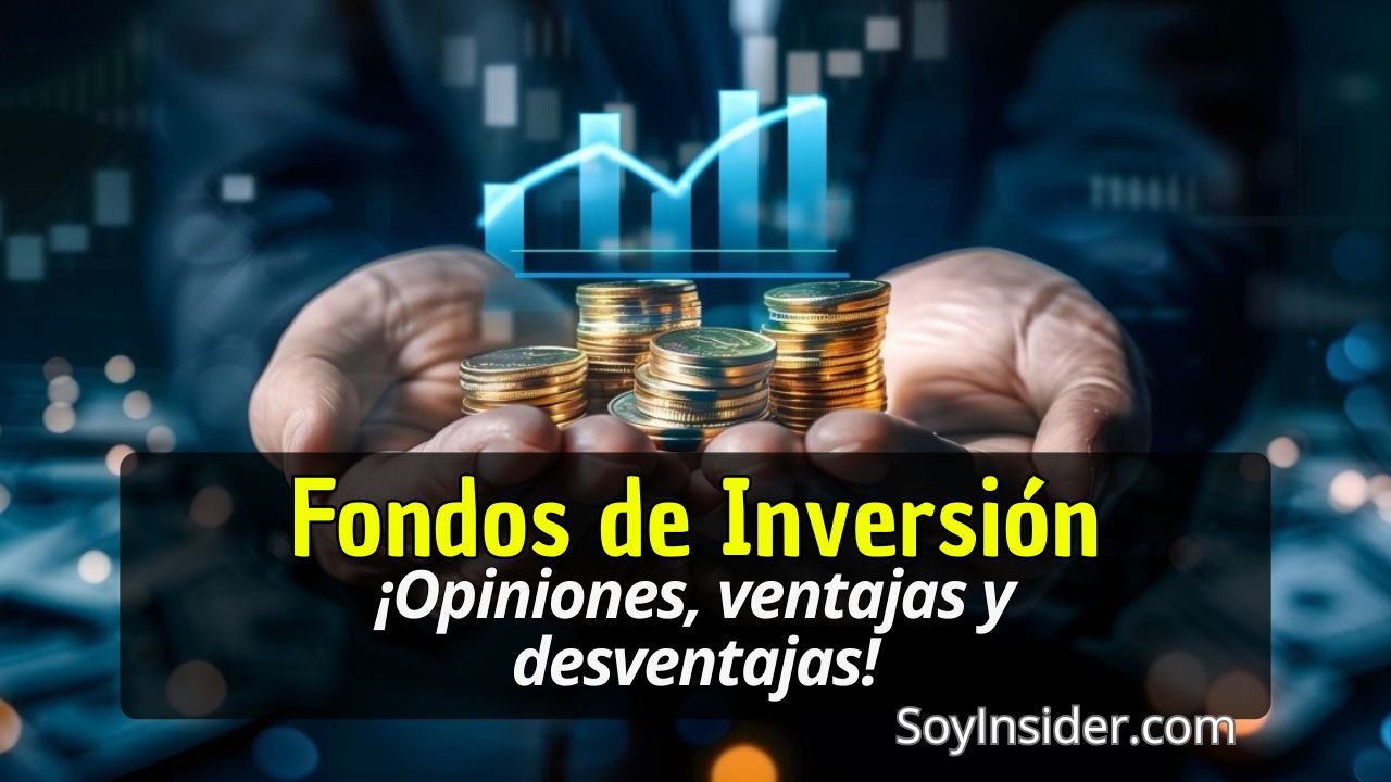 Manos sosteniendo pilas de monedas doradas en primer plano, con un fondo azul oscuro que muestra gráficos ascendentes en tonos brillantes. En el texto, se lee: "Fondos de Inversión. ¡Opiniones, ventajas y desventajas!", con el logo de SoyInsider.com en la esquina inferior derecha.