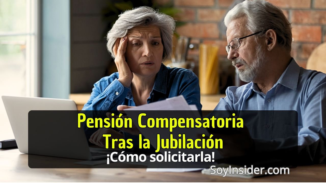 Pareja de adultos mayores revisando documentos financieros en su hogar. La mujer parece preocupada mientras el hombre observa con atención. Texto sobre la imagen: "Pensión Compensatoria Tras la Jubilación. ¡Cómo solicitarla!"
