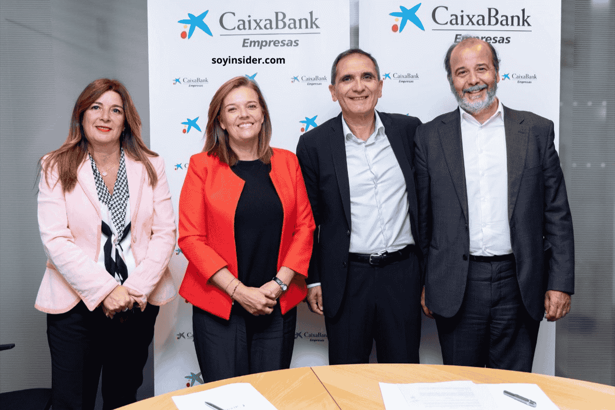 Representantes de CaixaBank y Aquisgrán firmando un convenio para impulsar la financiación de pymes y autónomos en España.