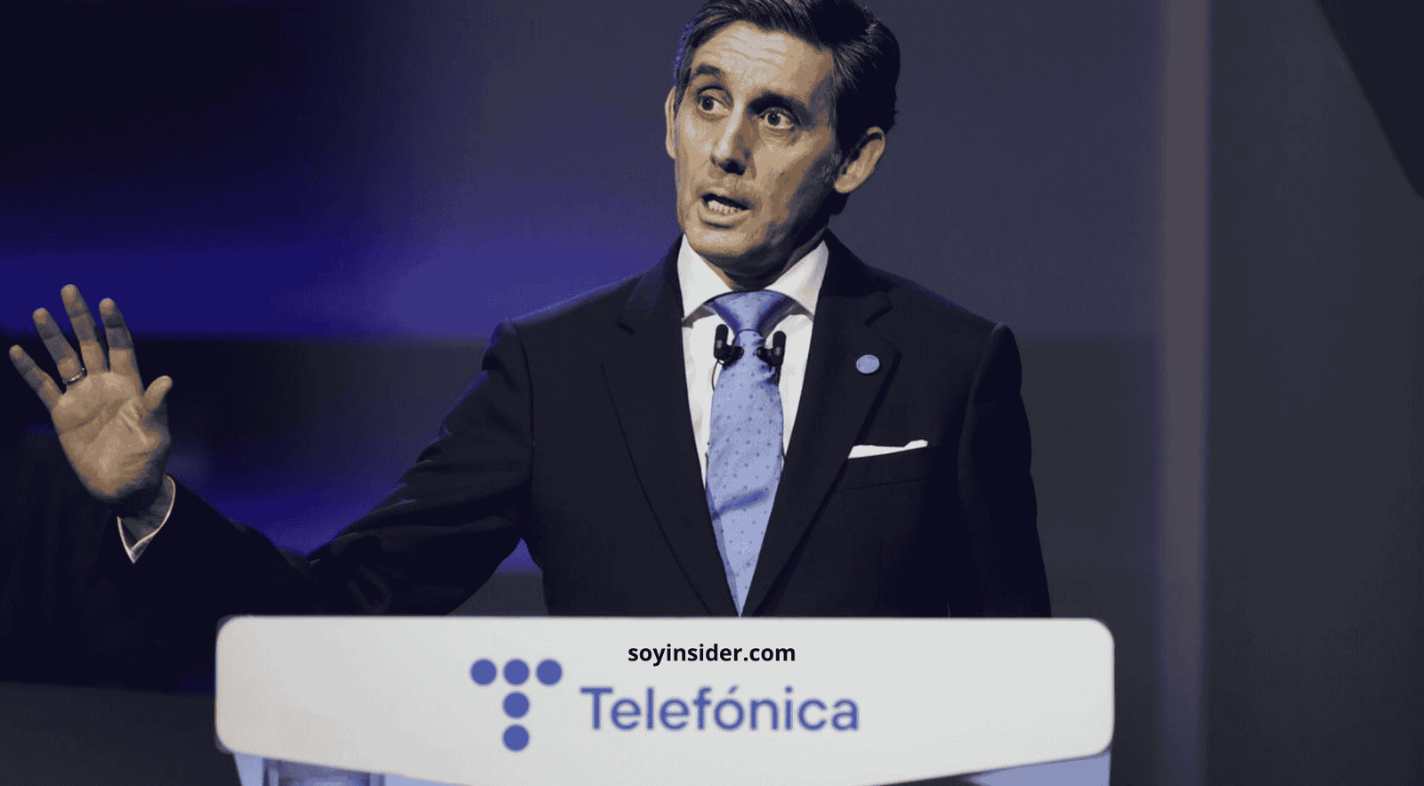 Ejecutivos analizando estrategias de inversión mientras revisan gráficos financieros, relacionado con la participación de STC en Telefónica.