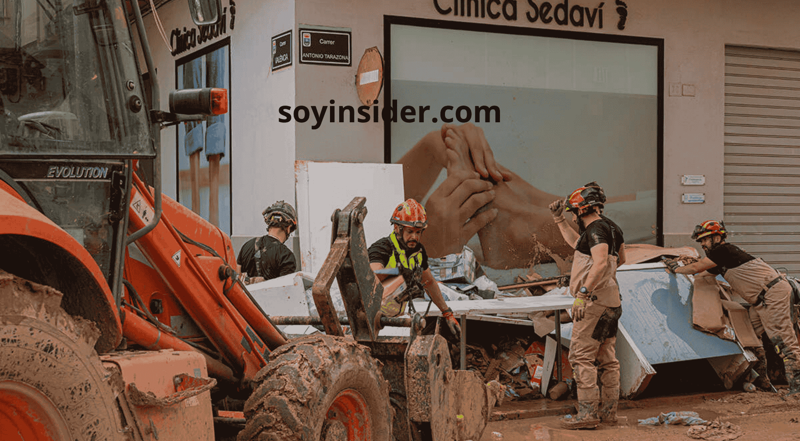 Autónomos trabajando en un pequeño negocio tras recibir ayudas fiscales por la rebaja del IRPF debido a la DANA.