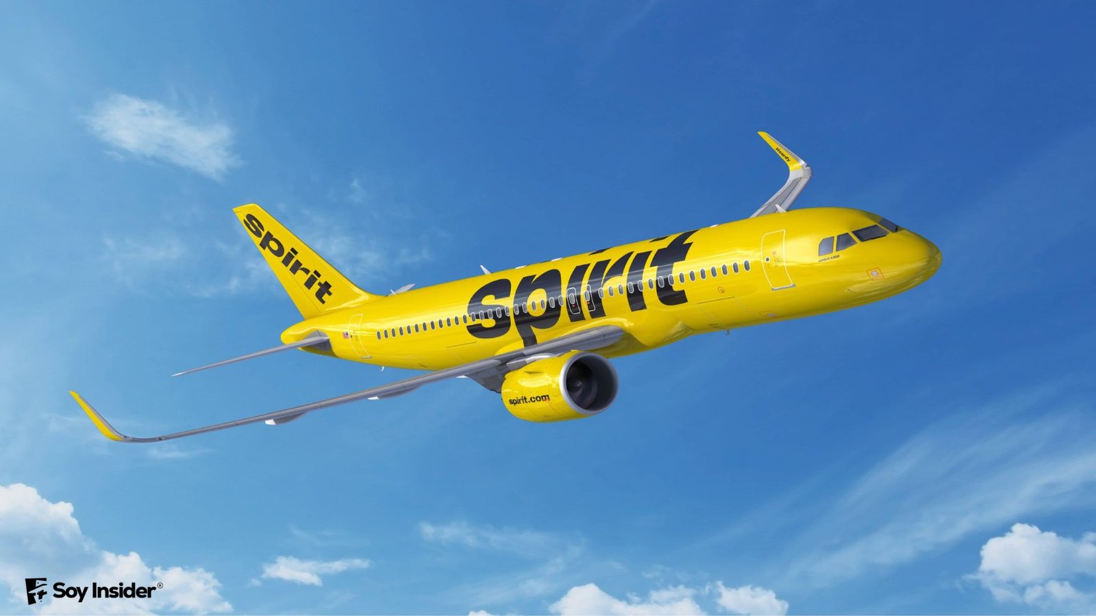 Spirit Airlines quiebra. En la imagen se ve un avión amarillo de la aerolínea en pleno vuelo