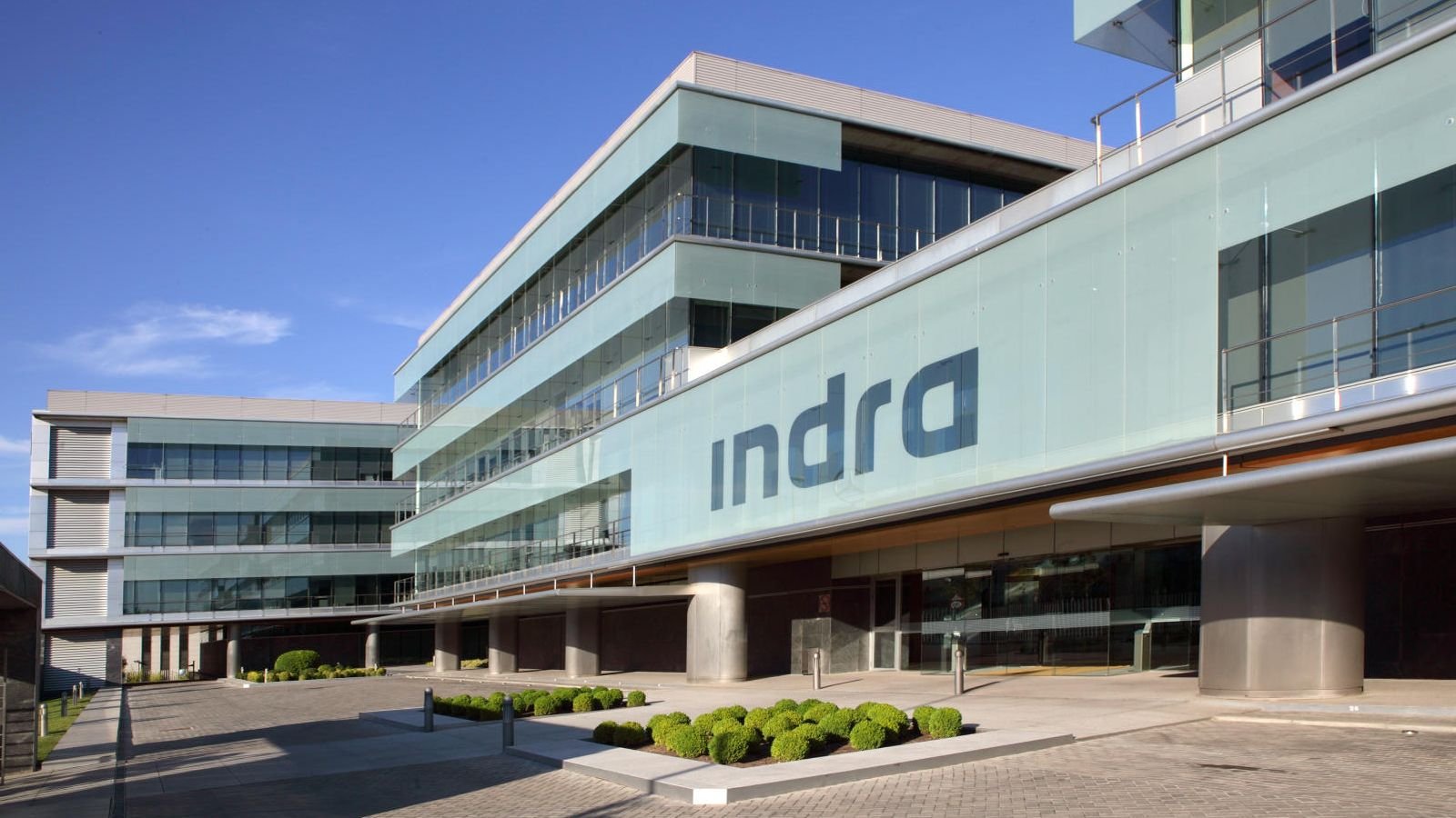 Indra lidera caídas en el Ibex 35 mientras y trabajadores exigen mejoras