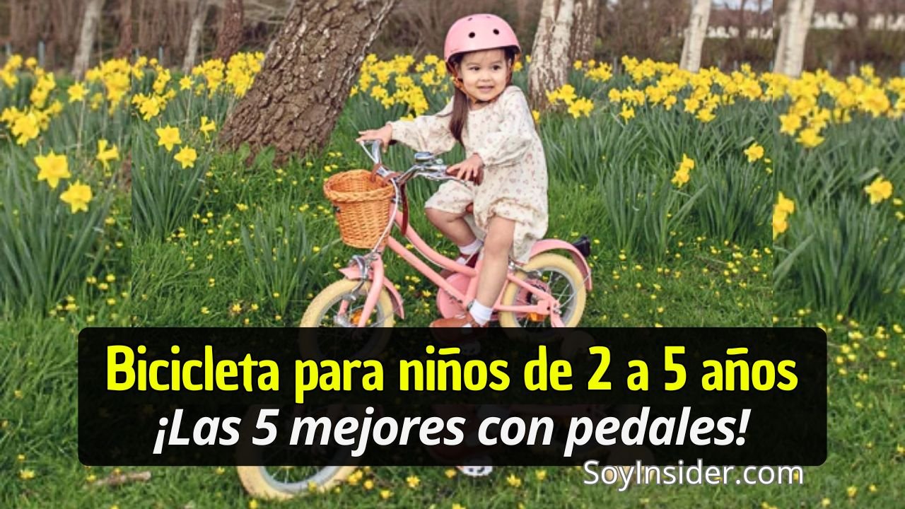 Una niña pequeña, sonriente y con casco rosa, monta una bicicleta color rosa con una canasta tejida al frente. Está en un campo lleno de flores amarillas y árboles, disfrutando de un día soleado al aire libre. Texto del recuadro: "Bicicleta para niños de 2 a 5 años,¡Las 5 mejores con pedales!". mientras que en la esquina inferior derecha aparece el texto "SoyInsider.com".