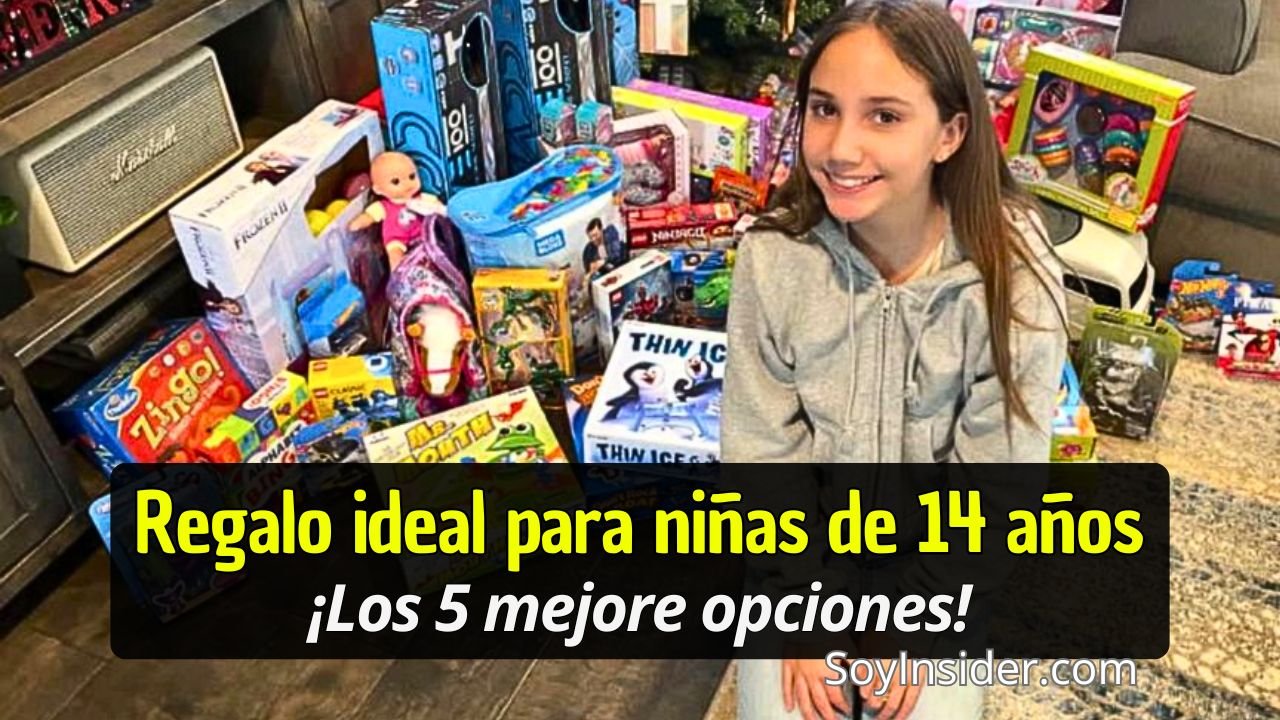 Una adolescente sonriente, vestida con una sudadera gris, está sentada en el suelo frente a una amplia colección de regalos y juguetes. Entre los objetos destacan cajas de juegos de mesa, muñecas, accesorios y productos coloridos, organizados junto a un mueble con un altavoz decorativo. Texto del recuadro: "Regalo ideal para niñas de 14 años, ¡Los 5 mejores opciones!". En la esquina inferior derecha se encuentra el sitio web: "SoyInsider.com".