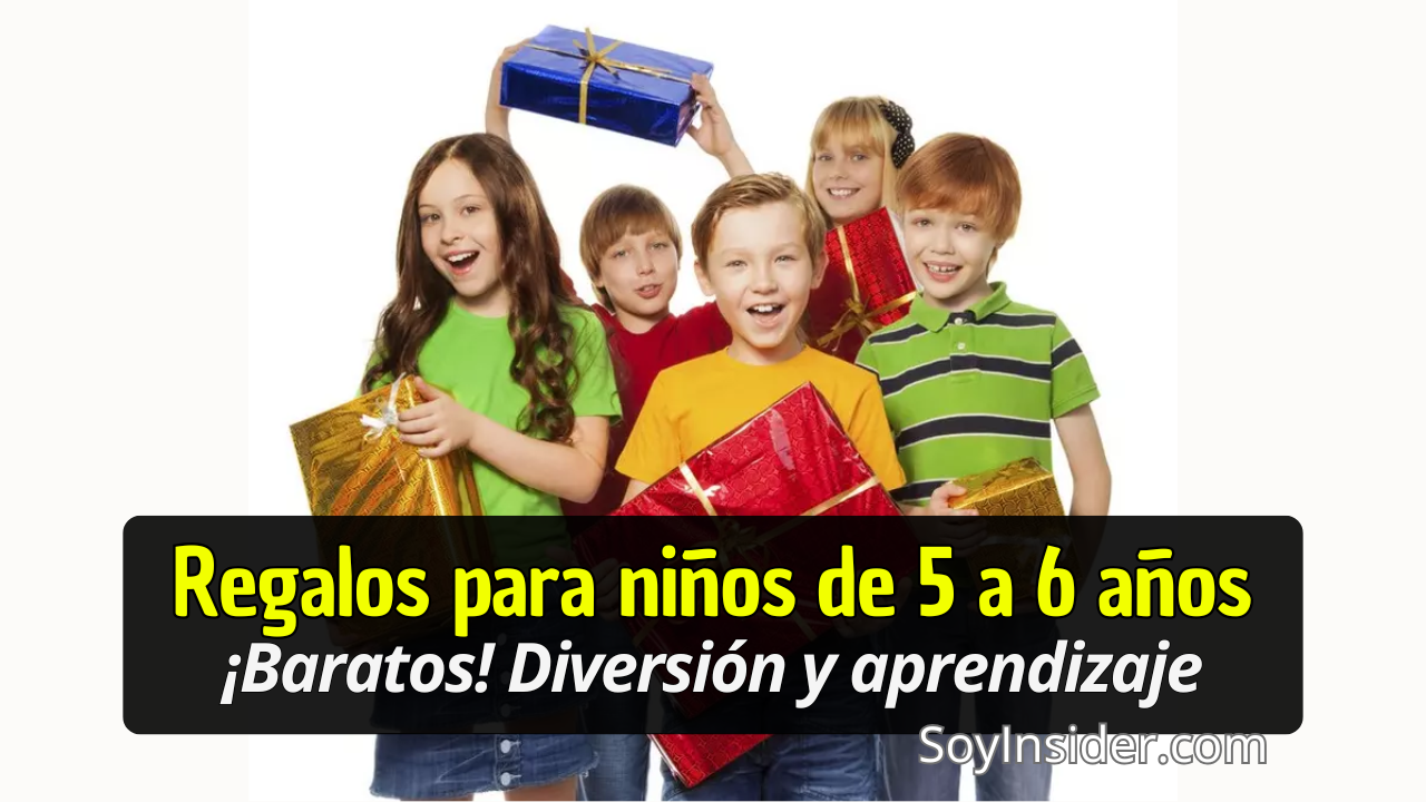 Un grupo de cinco niños sonrientes sostiene regalos baratos envueltos en papel de colores llamativos, mostrando entusiasmo y felicidad. Algunos regalos tienen lazos decorativos, mientras los niños posan alegremente sobre un fondo blanco. Texto del recuadro: "Regalos para niños de 5 a 6 años ¡Baratos!, Diversión y aprendizaje". En la esquina inferior derecha se encuentra el sitio web: "SoyInsider.com".
