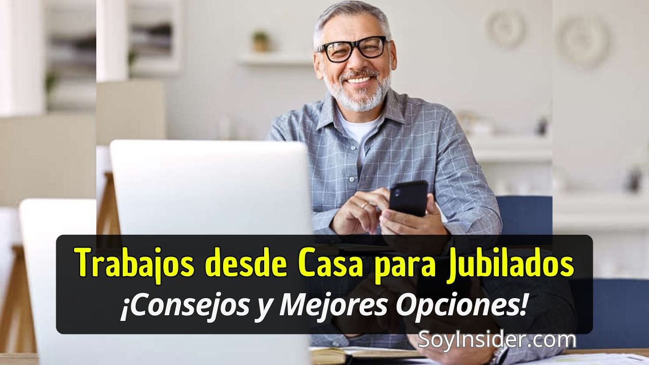 Un hombre mayor con camisa a cuadros y lentes sonríe mientras utiliza su teléfono móvil en un ambiente acogedor de su hogar. Frente a él, hay una laptop abierta y un cuaderno, lo que sugiere que está trabajando o investigando desde casa. Texto en el recuadro: Trabajos desde Casa para Jubilados ¡Consejos y Mejores Opciones! En la esquina inferior derecha se encuentra el sitio web: "SoyInsider.com".