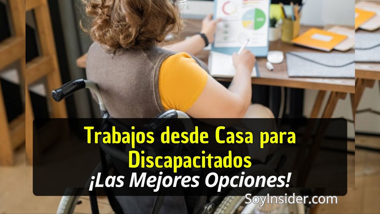 Una persona en silla de ruedas trabaja desde casa, escribiendo en un escritorio con gráficos en la pantalla de una computadora portátil. El entorno incluye materiales de oficina y una atmósfera bien iluminada, enfocada en productividad y comodidad. Texto en el recuadro: "Trabajos desde Casa para Discapacitados, ¡Las Mejores Opciones!". En la esquina inferior derecha se encuentra el sitio web: "SoyInsider.com".