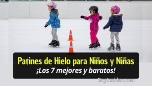 Tres niñas pequeñas con cascos y patines de hielo están practicando en una pista de hielo. Dos conos naranjas están alineados en el centro como parte del ejercicio. El texto destacado en el recuadro negro dice: "Patines de Hielo para Niños y Niñas ¡Los 7 mejores y baratos!" junto con el sitio web "SoyInsider.com".