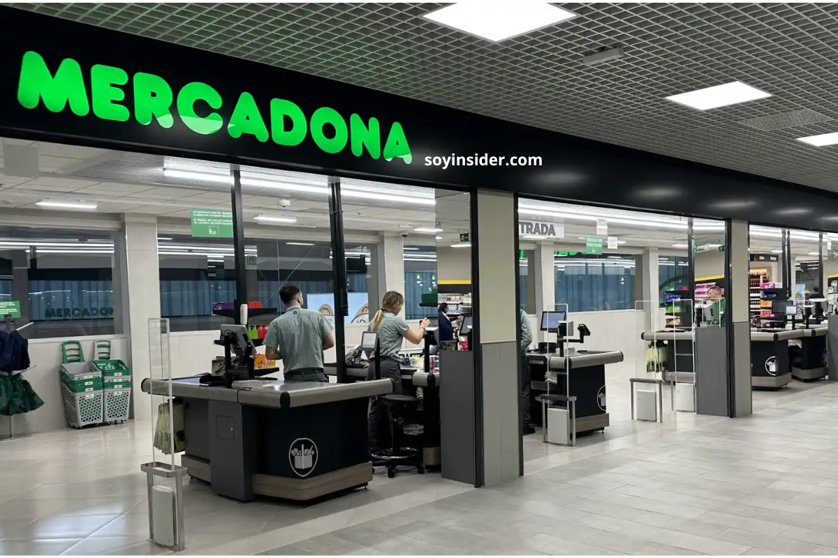 Trabajadores de Mercadona en una tienda, representando el impacto del aumento salarial del 8,5% anunciado para 2025.
