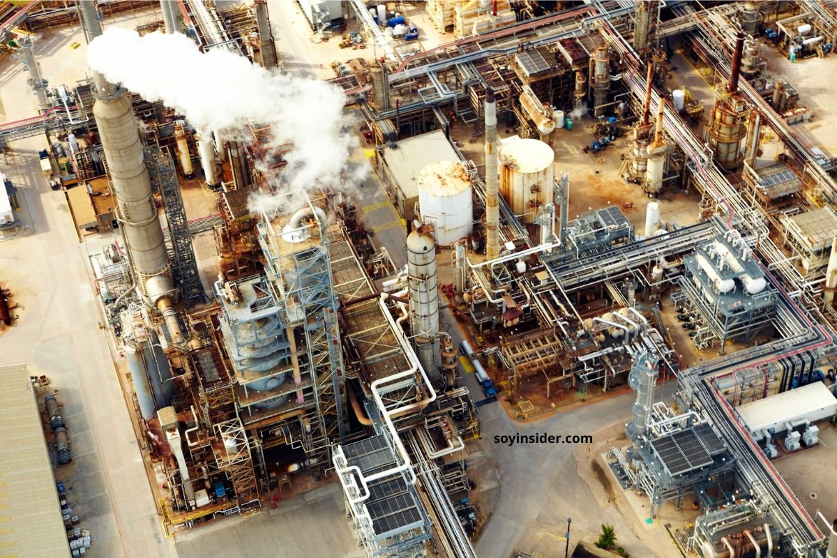mercado del petróleo en 2025 con barriles y una línea descendente que refleja la tendencia de precios