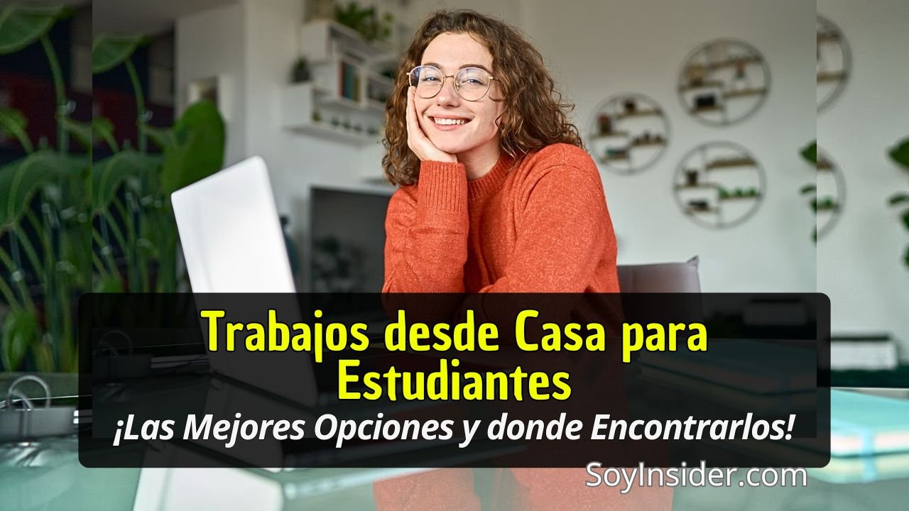 Una joven estudiante, con cabello rizado y gafas, sonríe mientras trabaja desde su laptop en casa. Está vestida con un suéter naranja y está en un espacio moderno y acogedor con plantas y estanterías al fondo. Texto en el recuadro: "Trabajos desde Casa para Estudiantes ¡Las Mejores Opciones y donde Encontrarlos!". En la esquina inferior derecha se encuentra el sitio web: "SoyInsider.com".
