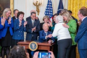 Firma de Ley de Equidad en la Seguridad Social