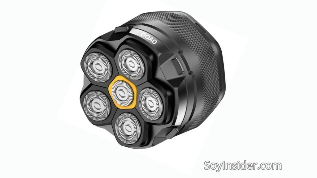 Afeitadora eléctrica profesional para cabeza, diseñada con seis cabezales flotantes redondeados para un afeitado uniforme y preciso. El diseño incluye un anillo central amarillo que destaca entre los cabezales. En la carcasa superior aparece el texto: "DOAO", en la esquina inferior derecha el texto "soyinsider.com". Mejores Afeitadoras de Cabeza Profesionales para Hombres Calvos, ¡Las 7 más vendidas!