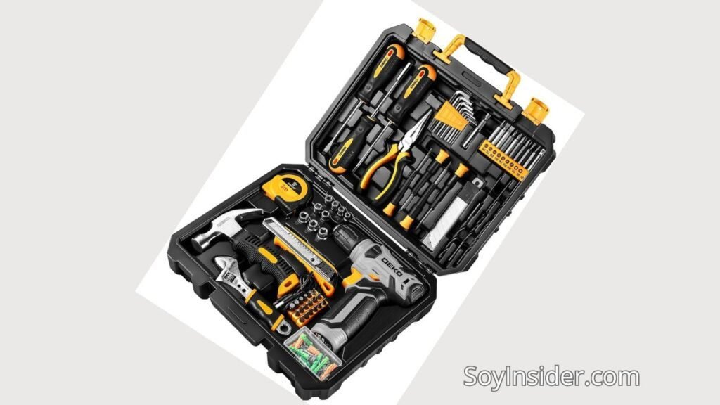 Caja de herramientas multifuncional con diseño compacto y portátil, contiene una variedad de herramientas como destornilladores, alicates, martillo, nivel, brocas, cinta métrica, llaves y un taladro eléctrico de la marca DEKO. El diseño destaca colores negro y amarillo con un interior organizado por compartimentos específicos para cada herramienta. En la esquina inferior derecha de la imagen se lee el texto: "SoyInsider.com".