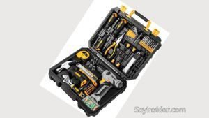 Caja de herramientas multifuncional con diseño compacto y portátil, contiene una variedad de herramientas como destornilladores, alicates, martillo, nivel, brocas, cinta métrica, llaves y un taladro eléctrico de la marca DEKO. El diseño destaca colores negro y amarillo con un interior organizado por compartimentos específicos para cada herramienta. En la esquina inferior derecha de la imagen se lee el texto: "SoyInsider.com".