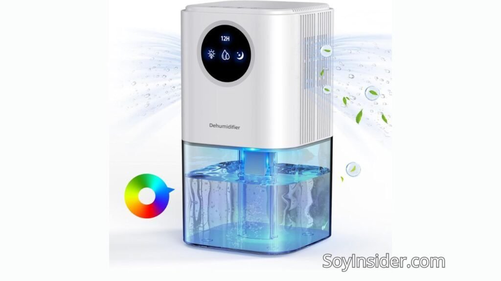 Un deshumidificador moderno con diseño compacto y elegante, de color blanco y con un depósito de agua transparente iluminado en color azul. El dispositivo cuenta con un panel digital que muestra íconos de configuración como un reloj con “12H,” una gota de agua y un símbolo de luz, indicando sus funciones. En el fondo, se representan partículas de agua y hojas verdes que simbolizan purificación y frescura. En la esquina inferior derecha aparece el texto: "SoyInsider.com".