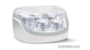 Esterilizador de biberones Chicco con diseño compacto y moderno, ideal para mantener los biberones y accesorios del bebé libres de gérmenes. Capacidad para varios biberones, fabricado en plástico resistente con tapa transparente que permite visualizar el contenido. El logotipo de la marca "Chicco" se muestra claramente en los biberones esterilizados. Texto visible en la imagen: "SoyInsider.com".