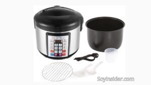 Imagen de una olla robot de cocina programable de la marca "be pro". La olla tiene un diseño en acero inoxidable y negro, con un panel de control frontal que incluye múltiples botones. En el recuadro del panel se lee: "ARROZ, PASTA, GUSO, POSTRE, LENTO, HORNO, FREIR, YOGURT, VAPOR, PLANCHA, SOPA, CANCELAR". Además, se muestran los accesorios incluidos: una rejilla metálica, un recipiente medidor, dos cucharones y el cable de alimentación. Texto visible en la imagen: "SoyInsider.com".