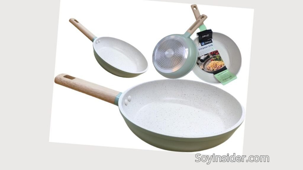 Sartén antiadherente de color verde claro con interior blanco moteado y mango de madera. La imagen muestra diferentes ángulos del sartén, destacando la base con superficie metálica compatible con inducción. También aparece el empaque del sartén con la etiqueta que dice: Efficient Eco, y una ilustración de un plato de pasta. Abajo a la derecha se lee "SoyInsider.com".