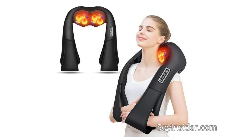 Un masajeador eléctrico de cuello y hombros con diseño ergonómico, luces de calor terapéutico y controles de intensidad ajustables. Una mujer sonriente disfruta de un masaje relajante usando el dispositivo colocado alrededor de su cuello, mientras se muestran detalles del producto en el fondo. Texto del recuadro: SoyInsider.com
