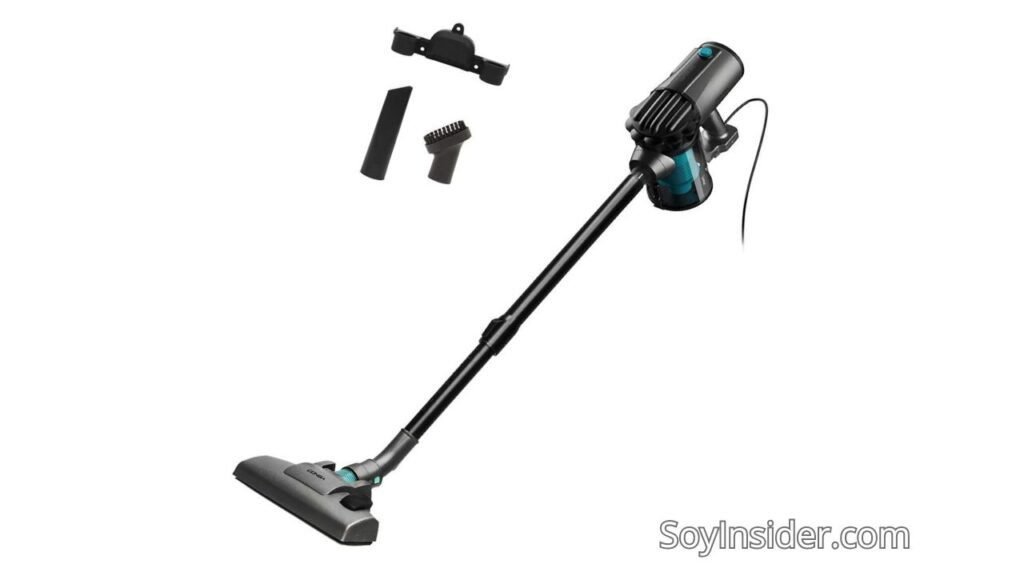 Imagen de una aspiradora vertical Cecotec Conga Thunderbrush 560 con cable. Presenta un diseño compacto en color negro con detalles turquesa. Incluye tres accesorios adicionales: un soporte de pared, una boquilla para rincones y un cepillo pequeño para diversas superficies. Texto visible en la imagen: "SoyInsider.com".