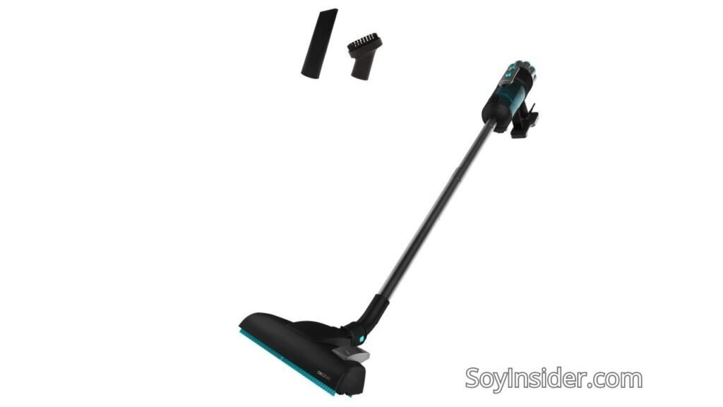 Imagen de una aspiradora de escoba Cecotec Conga Popstar 600 Vital con cable. El diseño es moderno y ligero, en color negro y detalles turquesa. Incluye dos accesorios: una boquilla para rincones y un cepillo pequeño, ideales para diferentes tipos de limpieza. Texto visible en la imagen: "SoyInsider.com".