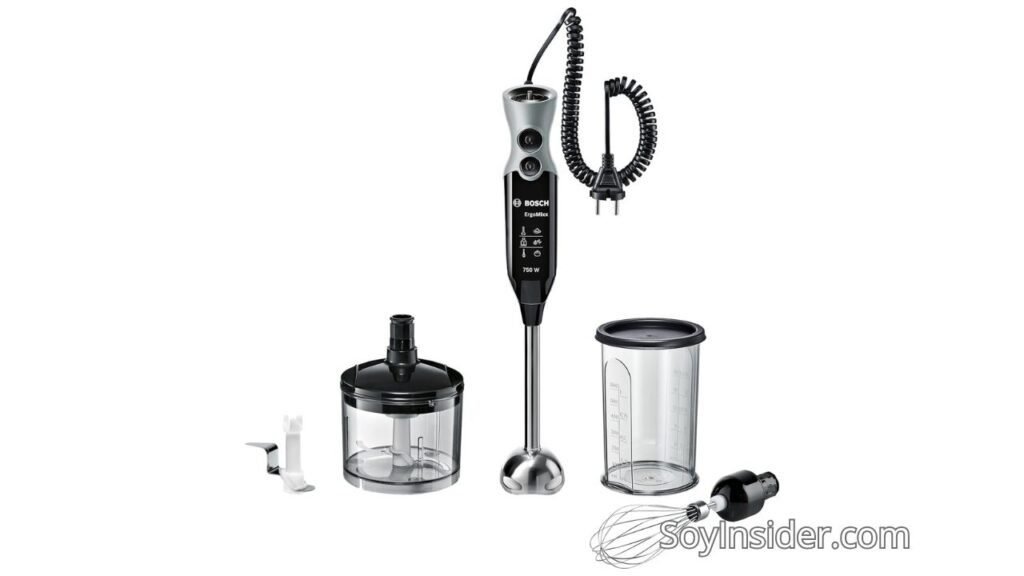 Imagen de una batidora de mano Bosch ErgoMixx 750W. Incluye un vaso medidor, un picador, y un batidor de varillas. La batidora tiene un diseño ergonómico en color negro con detalles en plata, además de un cable enrollable para mayor comodidad. Texto visible en la imagen: "SoyInsider.com".
