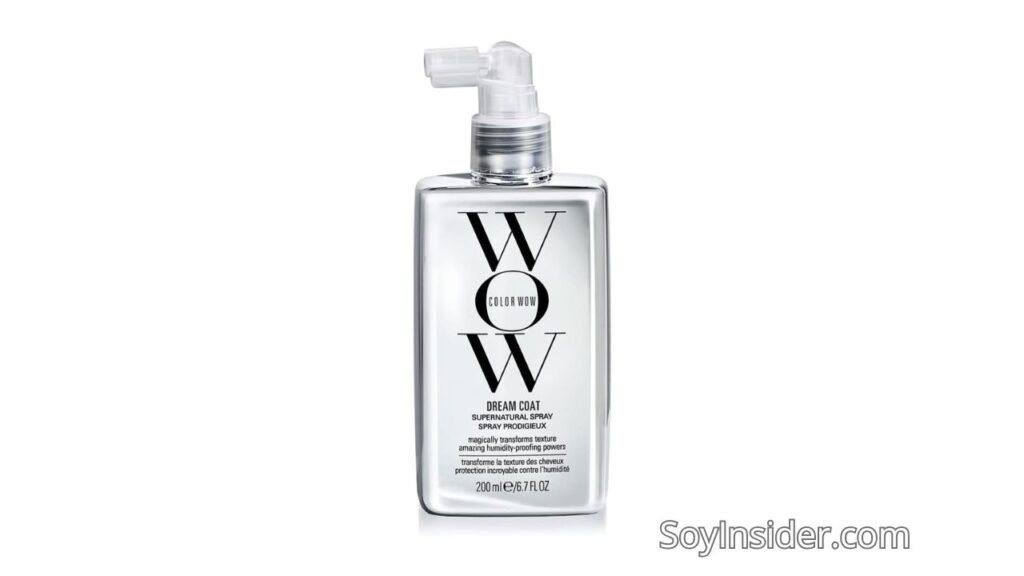 Imagen de un envase de spray Color Wow Dream Coat, un producto de peinado de 200 ml. El envase tiene un diseño elegante y minimalista, con la marca "COLOR WOW" en letras grandes en negro. El spray se utiliza para alisar y proteger el cabello contra la humedad, proporcionando un acabado liso y brillante. Texto visible en la imagen: "SoyInsider.com".